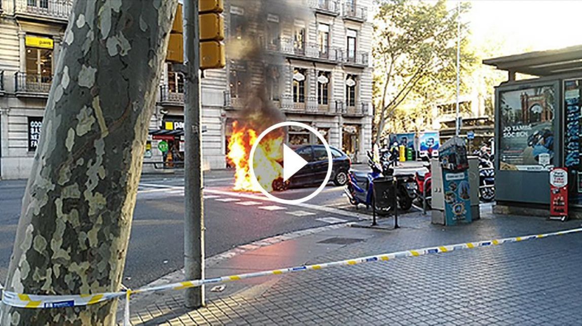 VÍDEO L'incendi d'un cotxe a la plaça Urquinaona obliga a tallar el trànsit