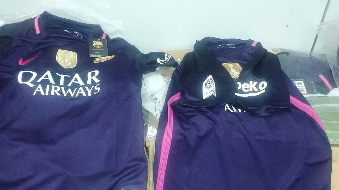 Dos detinguts per distribuir samarretes falsificades del Barça per al top manta de Barcelona 