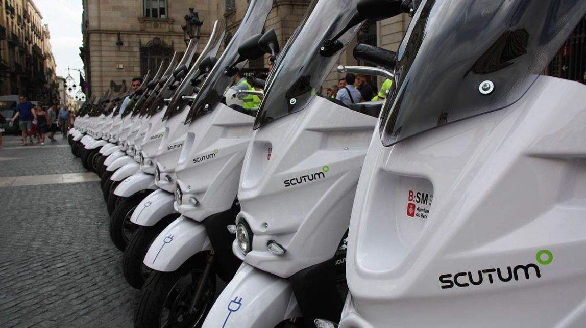 Barcelona renova la seva flota de vehicles amb 25 motos elèctriques més