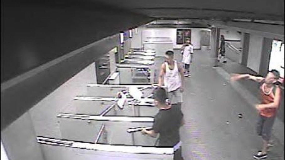 Presó per a un home per deixar cec d'un ull un viatger del metro d'un cop d'ampolla 