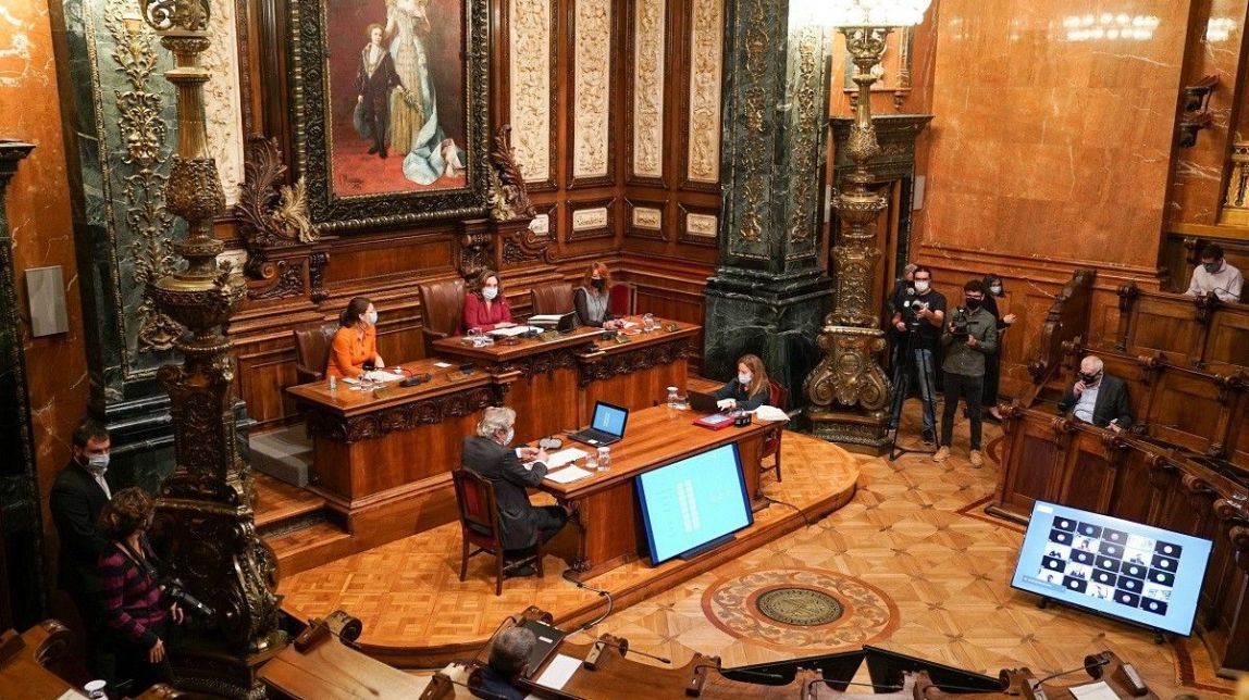 Colau supera el primer pas per congelar els impostos