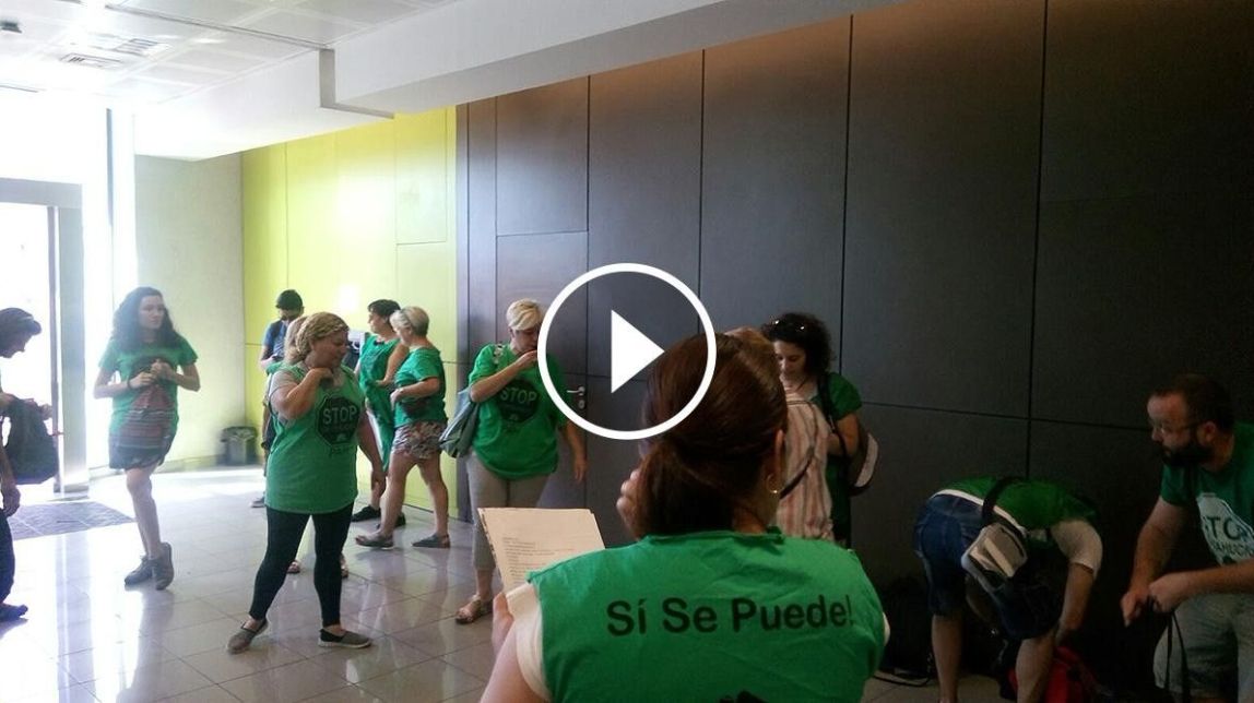 VÍDEO Ocupen l'oficina de Bankia de plaça Catalunya per evitar tres desnonaments