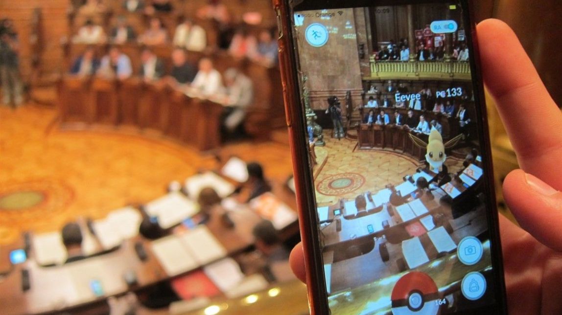 Uns «pokémons» irrompen a la sala de plens de Barcelona i generen una tempesta política
