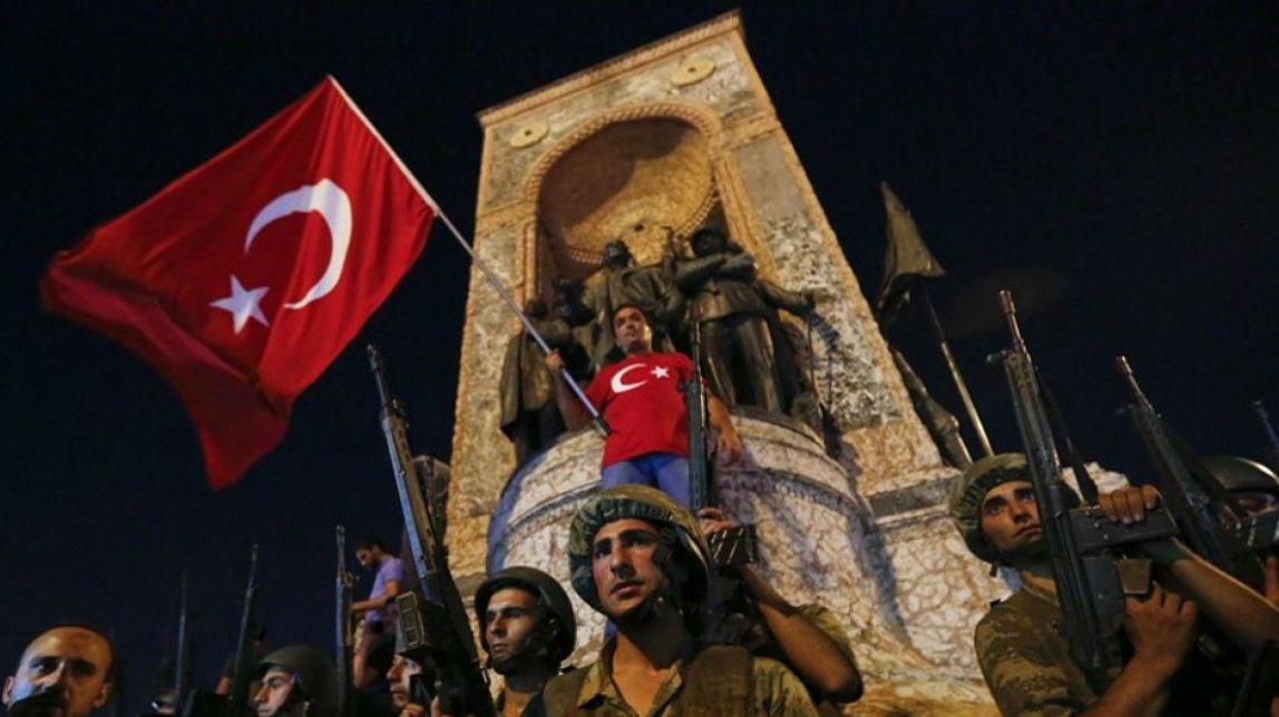 El cop d'estat fracassat deixa uns seixanta morts i centenars de ferits a Turquia