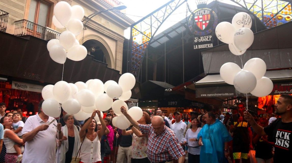 Comerciants del Mercat de la Boqueria commemoren el 17-A amb un enlairament de globus