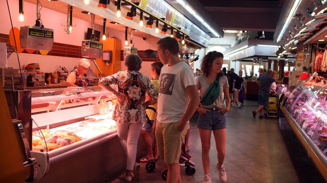 La prohibició dels grups de turistes al mercat de Santa Caterina divideix els paradistes