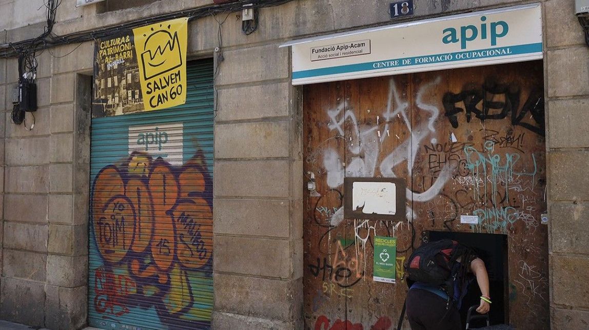 Barcelona vol protegir 38 cases-fàbrica del Raval com Can Seixanta