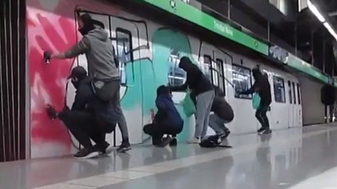 Cinc detinguts per pintar grafits al metro amb danys de més de 10.000 euros