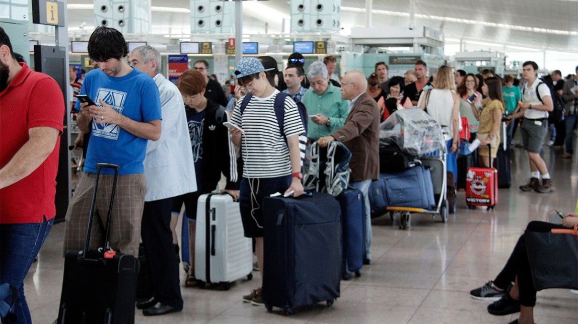 Vols cancel·lats i retards en una altra jornada negra de Vueling