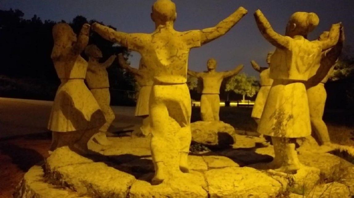 ​Mutilen part de les vuit figures que conformen el monument a la Sardana de Montjuïc