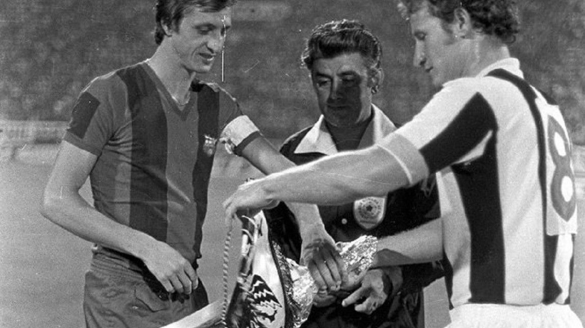 Johan Cruyff i el capità del PAOK, Stavros Sarafis, intercanvien banderins a l’inici del partit d’anada de la primera ronda de la Copa de la UEFA de 1975-76 disputat a Tessalònica
                                                                             |
                                @PAOK_FC - |
                                @PAOK_FC