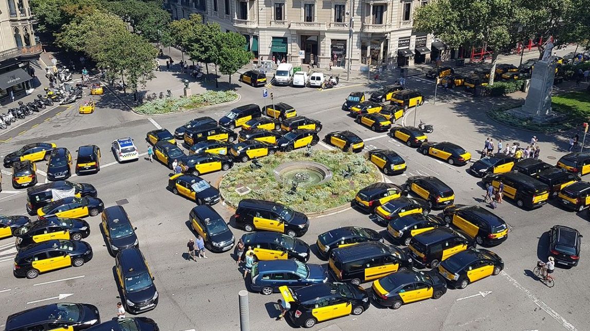 Els taxistes mantenen la vaga tot i el compromís de Foment d'aplicar canvis via decret