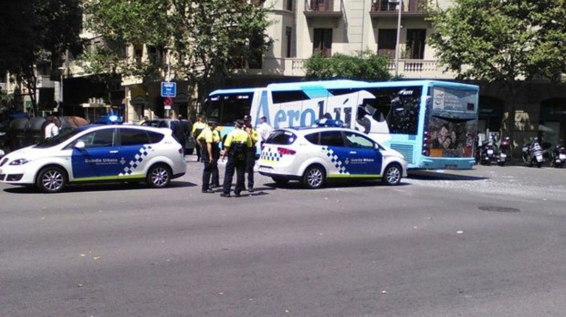 Un motorista xoca amb un autobús a Barcelona i es troba en estat greu