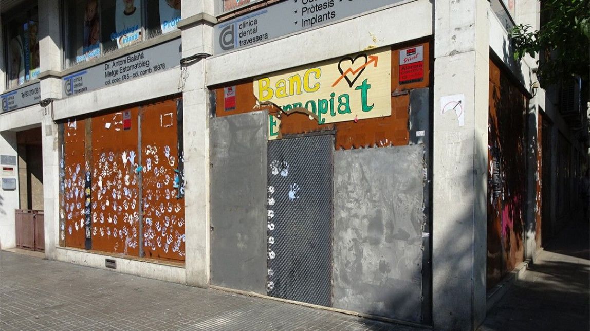 Llibertat amb càrrecs pels cinc dels okupes desallotjats del «banc expropiat»