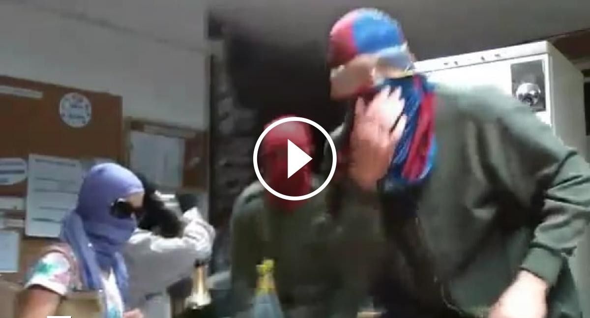 VÍDEO El «banc expropiat» celebra la reokupació des de dins del local