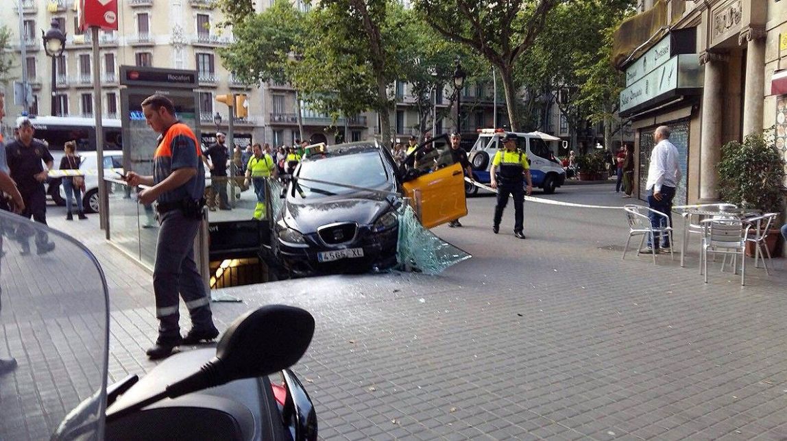 Un taxi s'encasta contra una parada de metro a la Gran Via de Barcelona