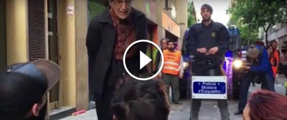 ​Una senyora canta les quaranta a membres del «banc expropiat»