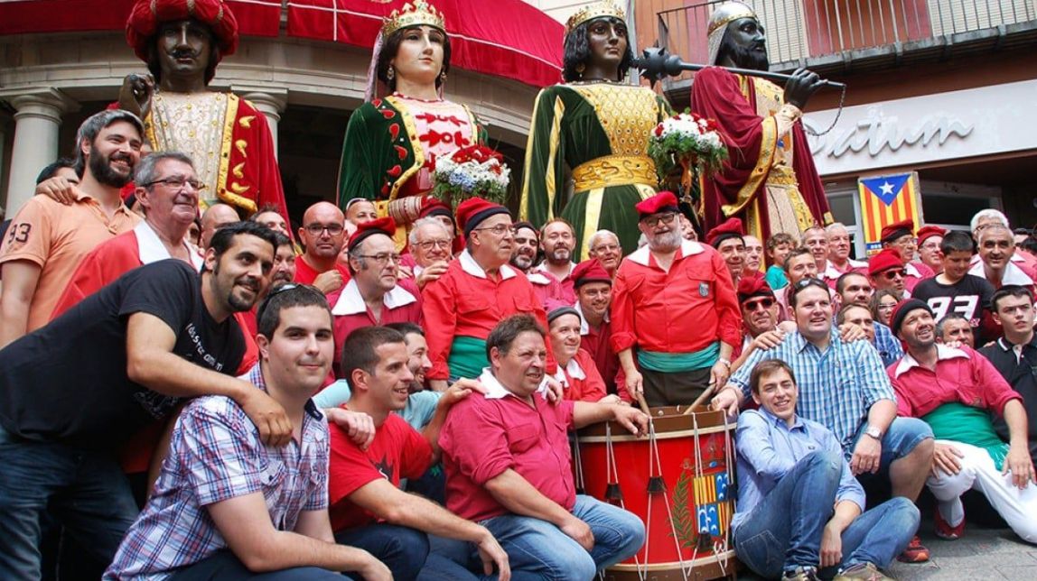Present i passat geganter ballen a l'uníson en l'última Patum de Lluïment