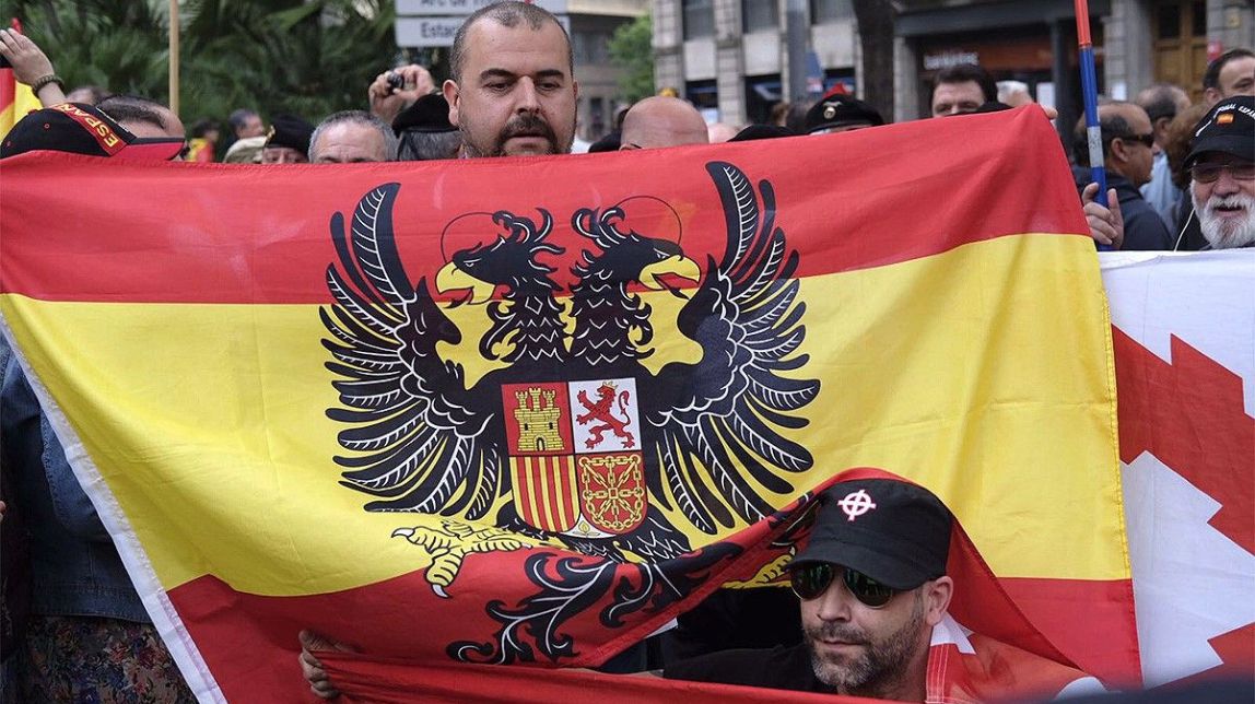 La manifestació dels legionaris espanyols s'omple de símbols i gestos feixistes