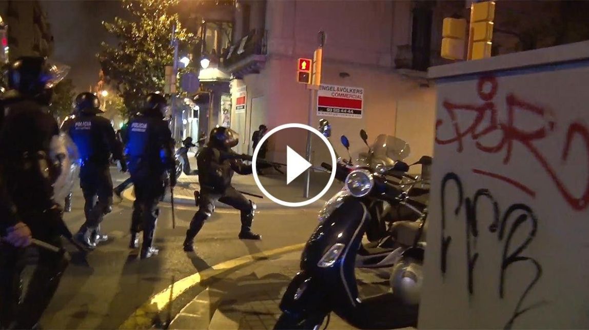 VÍDEOS Tres nits d'aldarulls a Gràcia pel desallotjament del «banc expropiat»