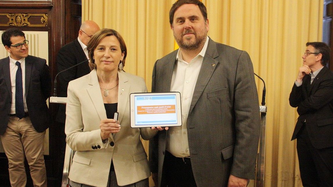 Junqueras lliura a Forcadell «els pressupostos socials més ambiciosos de la història»