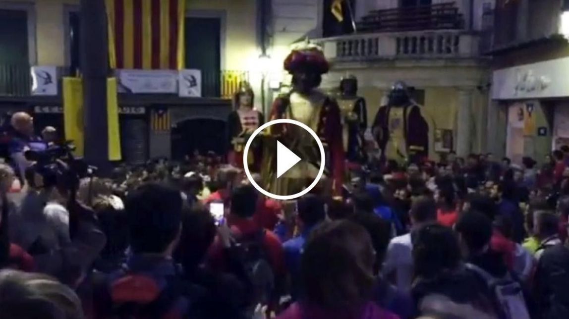 VÍDEO Sortida dels Gegants de la Patum de la plaça de Sant Pere cap a Queralt