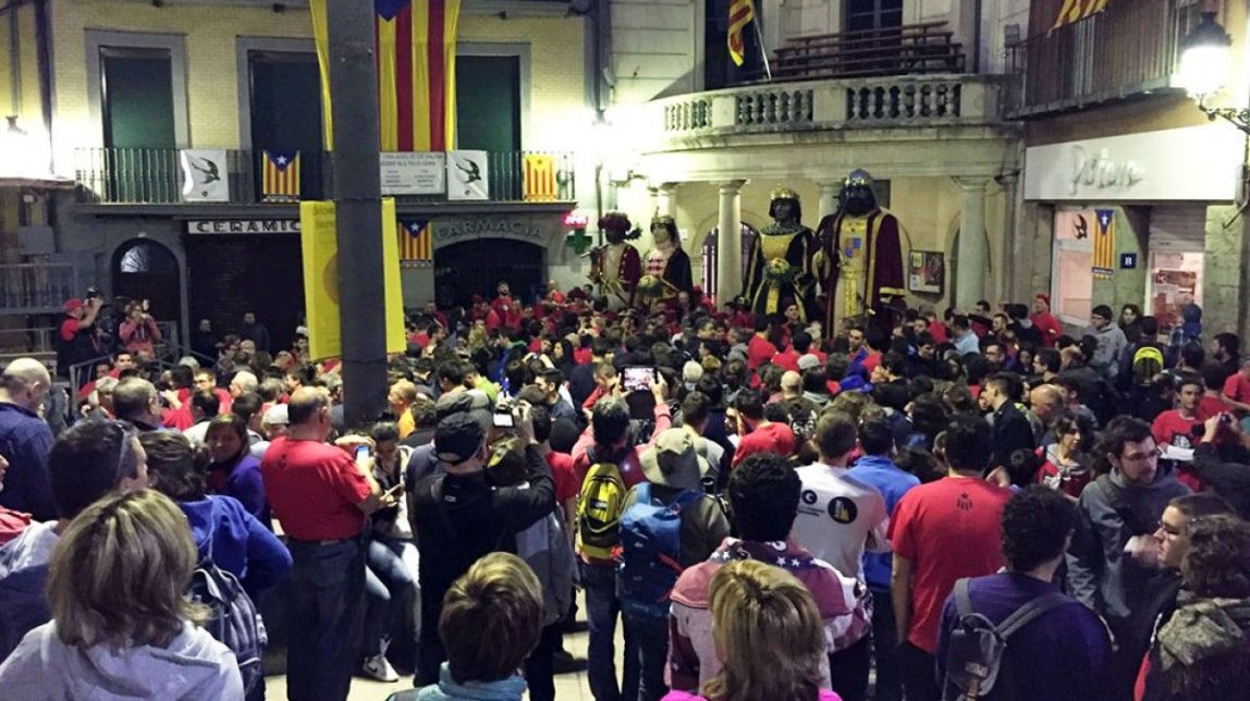 Més de 500 persones acompanyen els Gegants de la Patum cap a Queralt