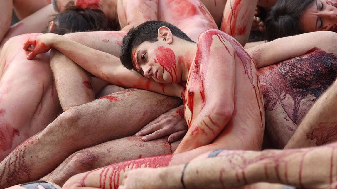 Activistes animalistes es manifestaran despullats dins de safates plastificades