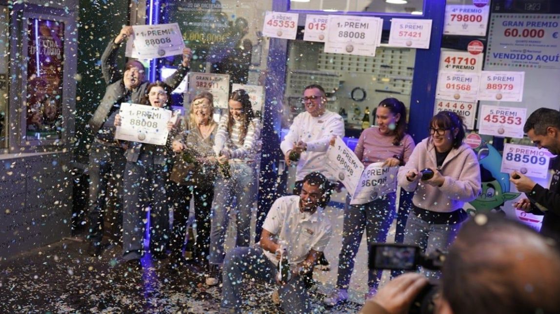 ​Cava i confeti a les Arenes de Barcelona després de repartir la Grossa de Nadal