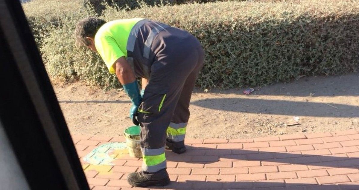 FOTOS Així (de malament) es netegen a Lleida els llaços grocs dels carrers 
