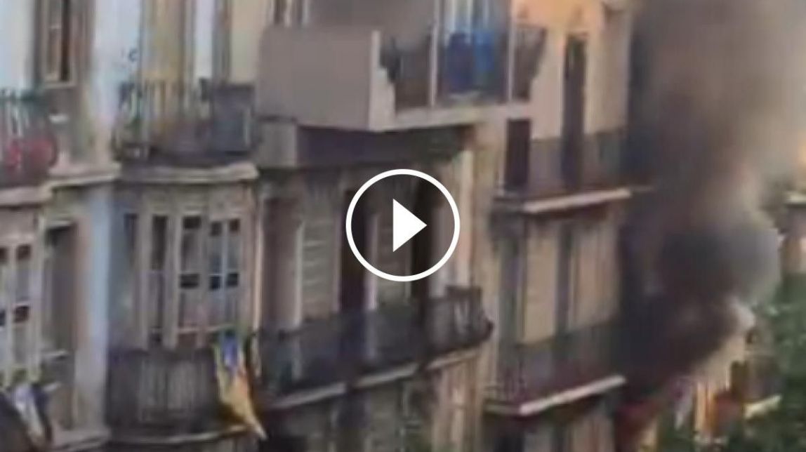VÍDEOS Cinc intoxicats en un incendi en un aparthotel de l'Eixample de Barcelona