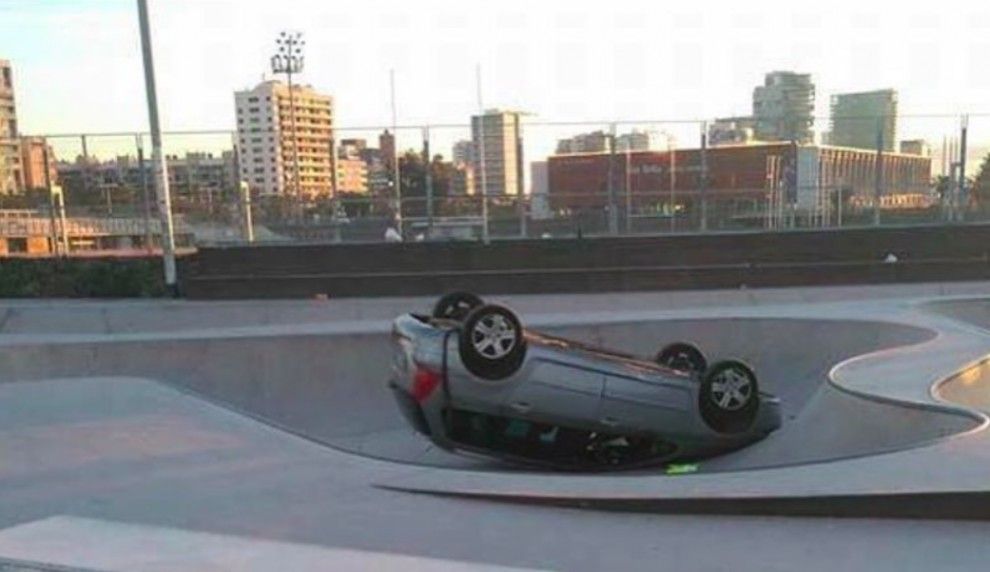 Un cotxe entra en una pista d'«skate» i bolca a Barcelona