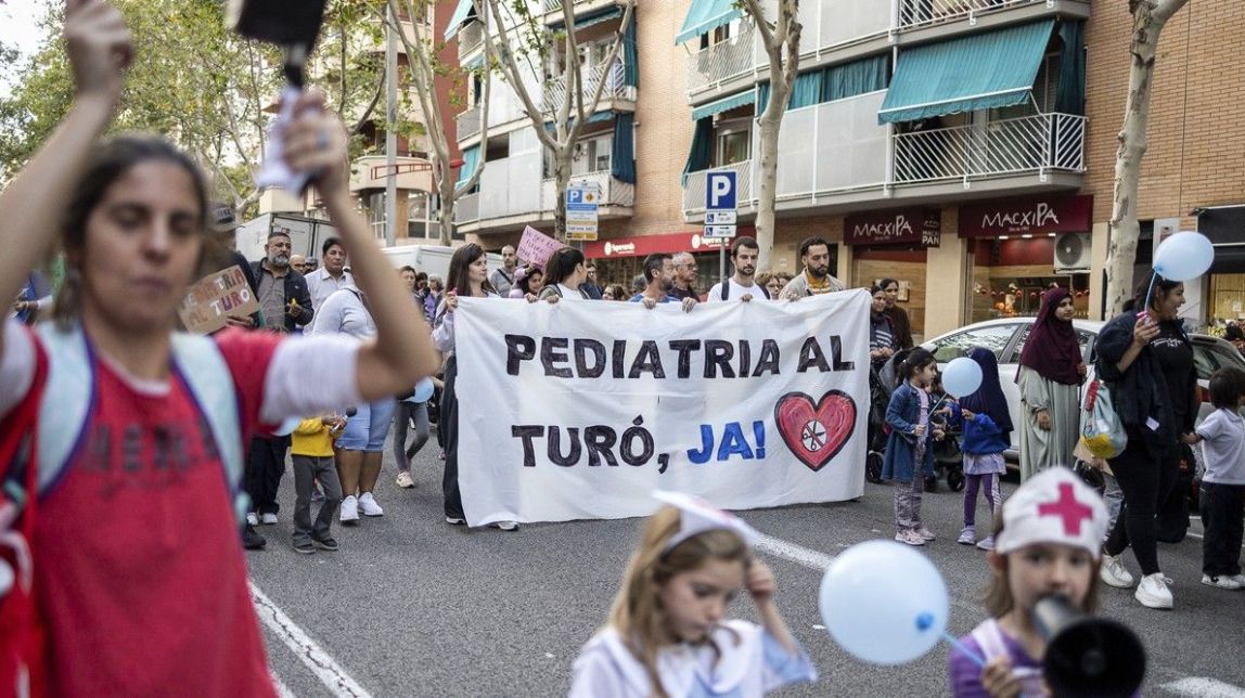 Famílies sense pediatria al CAP protesten contra el pla de Salut: «Afecta barris molt vulnerables»