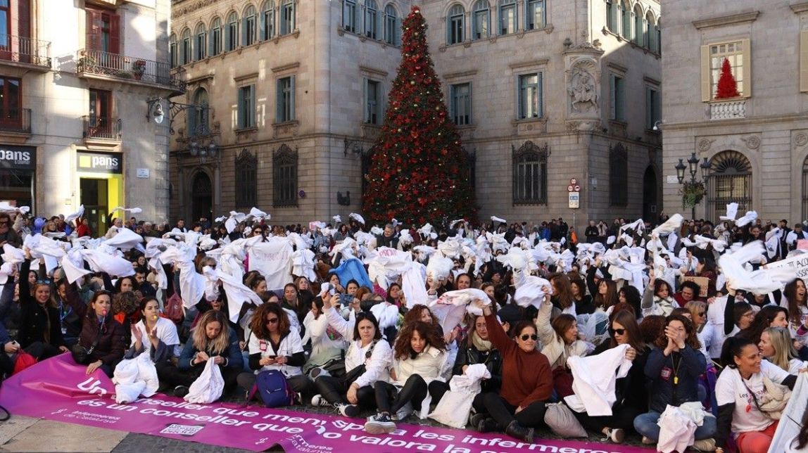 Un miler d'infermeres llancen les bates a la plaça de Sant Jaume per demanar la dimissió de Balcells