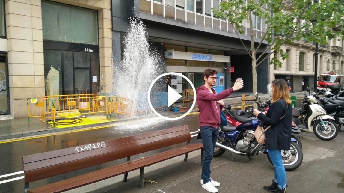 VÍDEOS Espectacular «guèiser» per una fuita d'aigua a la Gran Via de Barcelona