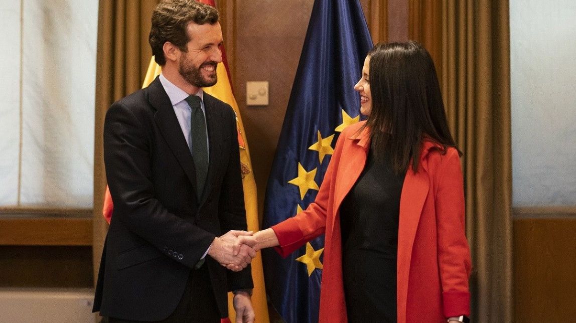 L'acostament d'Arrimadas a Sánchez i el fracàs a Euskadi allunyen PP i Cs