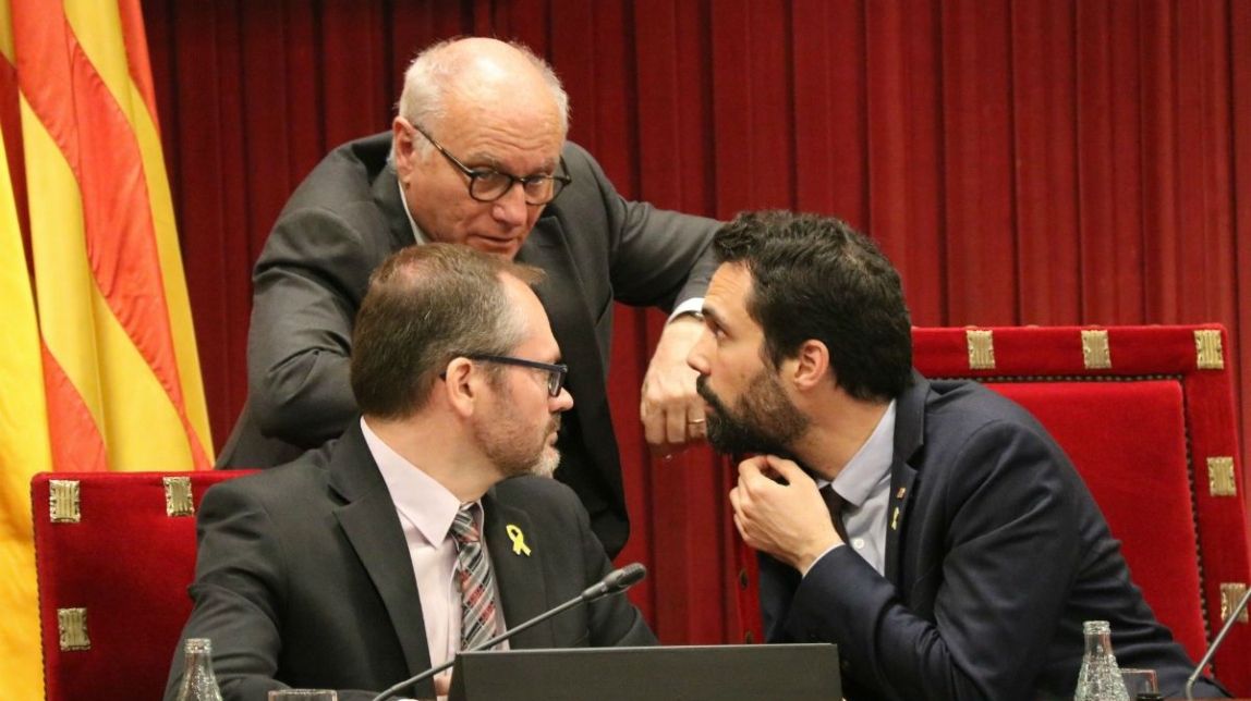 La mesa blinda el secretari general del Parlament i no publicarà la resolució contra el rei