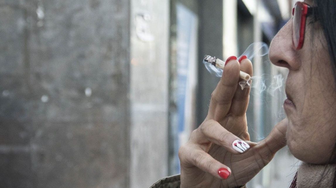 El govern espanyol prohibeix fumar a l'aire lliure i tanca les discoteques