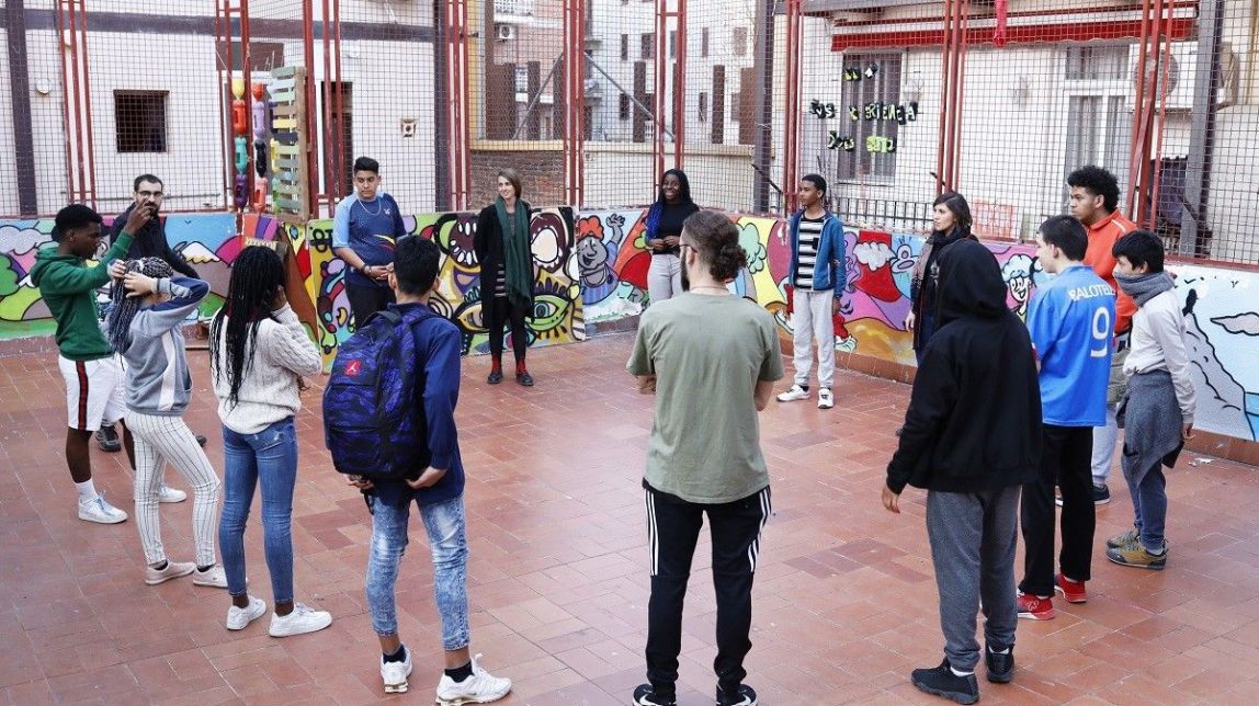 Els casals de la Covid: tests, grups reduïts i el risc d'un confinament sols a casa