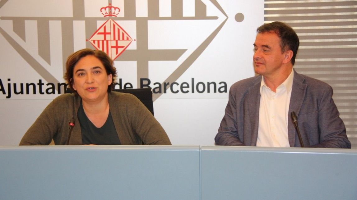 Colau i Bosch acorden el pressupost, que inclou la línia 10 i la Model