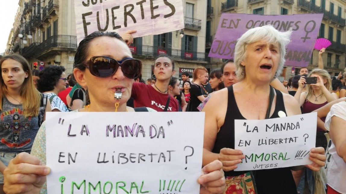 La plaça Sant Jaume clama contra la llibertat dels violadors de «la Manada»