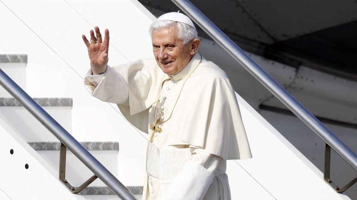 Mor Benet XVI, el Papa que va saber plegar