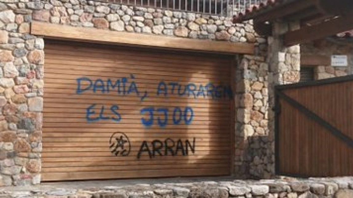 Arran assenyala Damià Calvet amb un atac amb pintura... i s'equivoca de casa