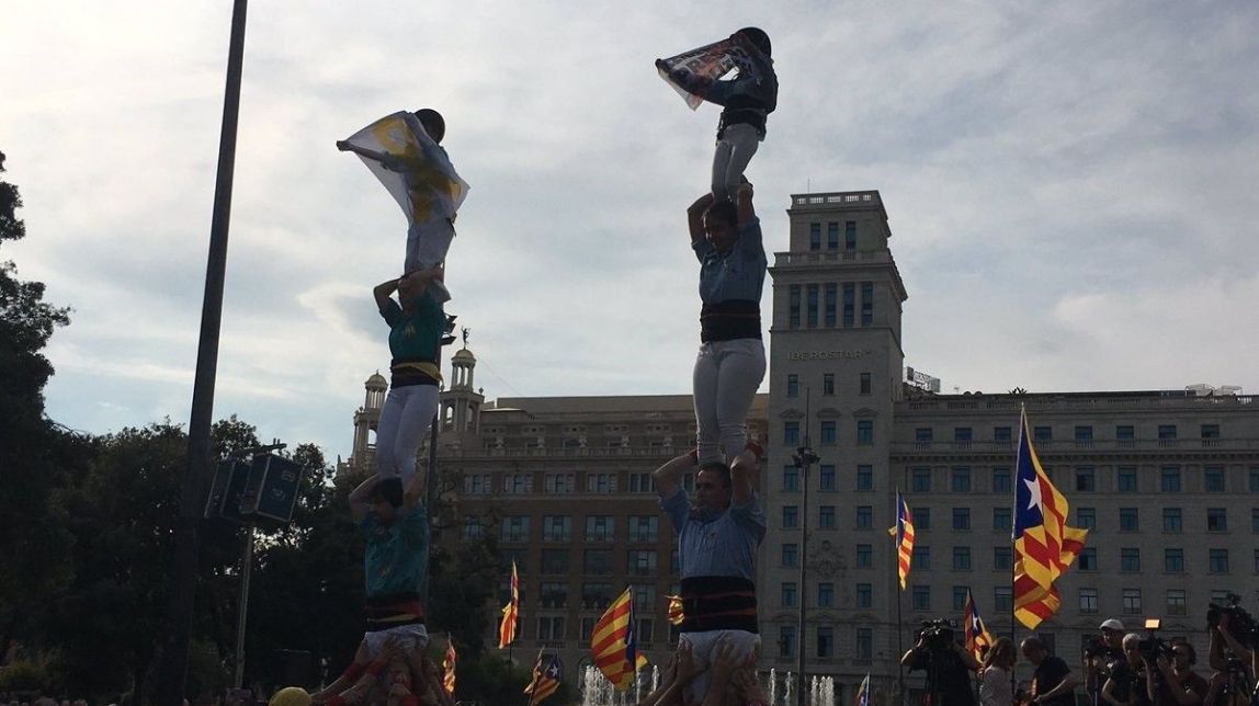 Pilars de suport als presos i exiliats en un acte multitudinari a plaça Catalunya