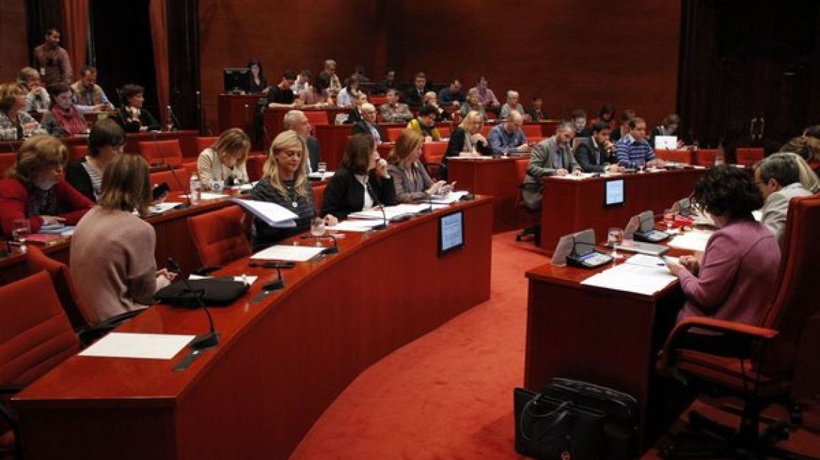 Escepticisme i cautela al Parlament mirant a Madrid