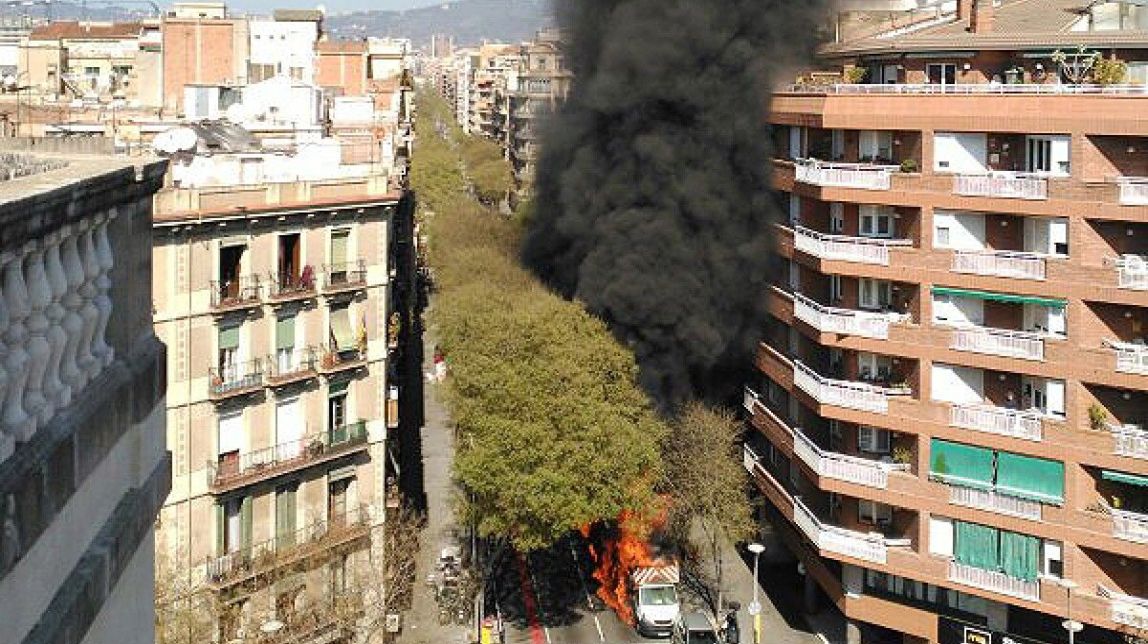 Un ferit en incendiar-se un camió a l'Eixample de Barcelona