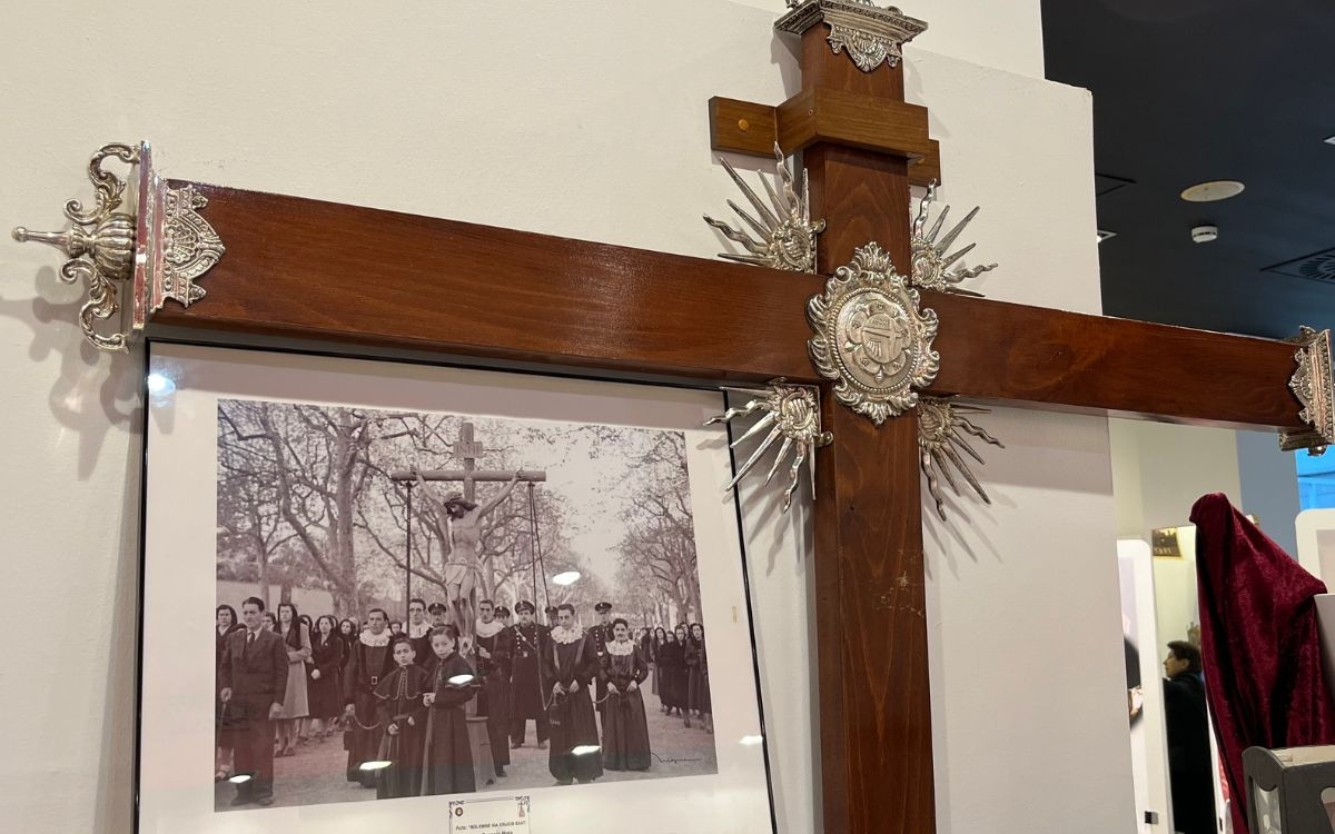 Creu antiga i fotografia, a l'exposició dels 75 anys de l'Agrupació d'associacions - Sandra Pérez