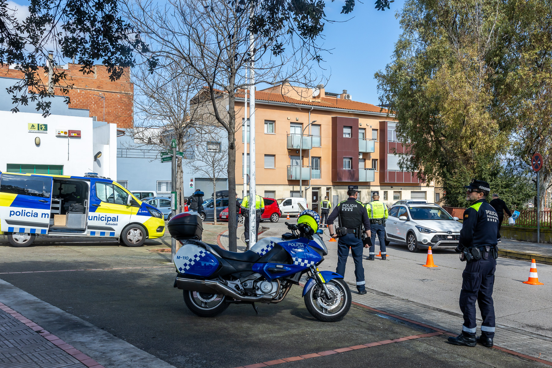 FOTOS | Control policial al carrer de Somosierra (Gran Via)