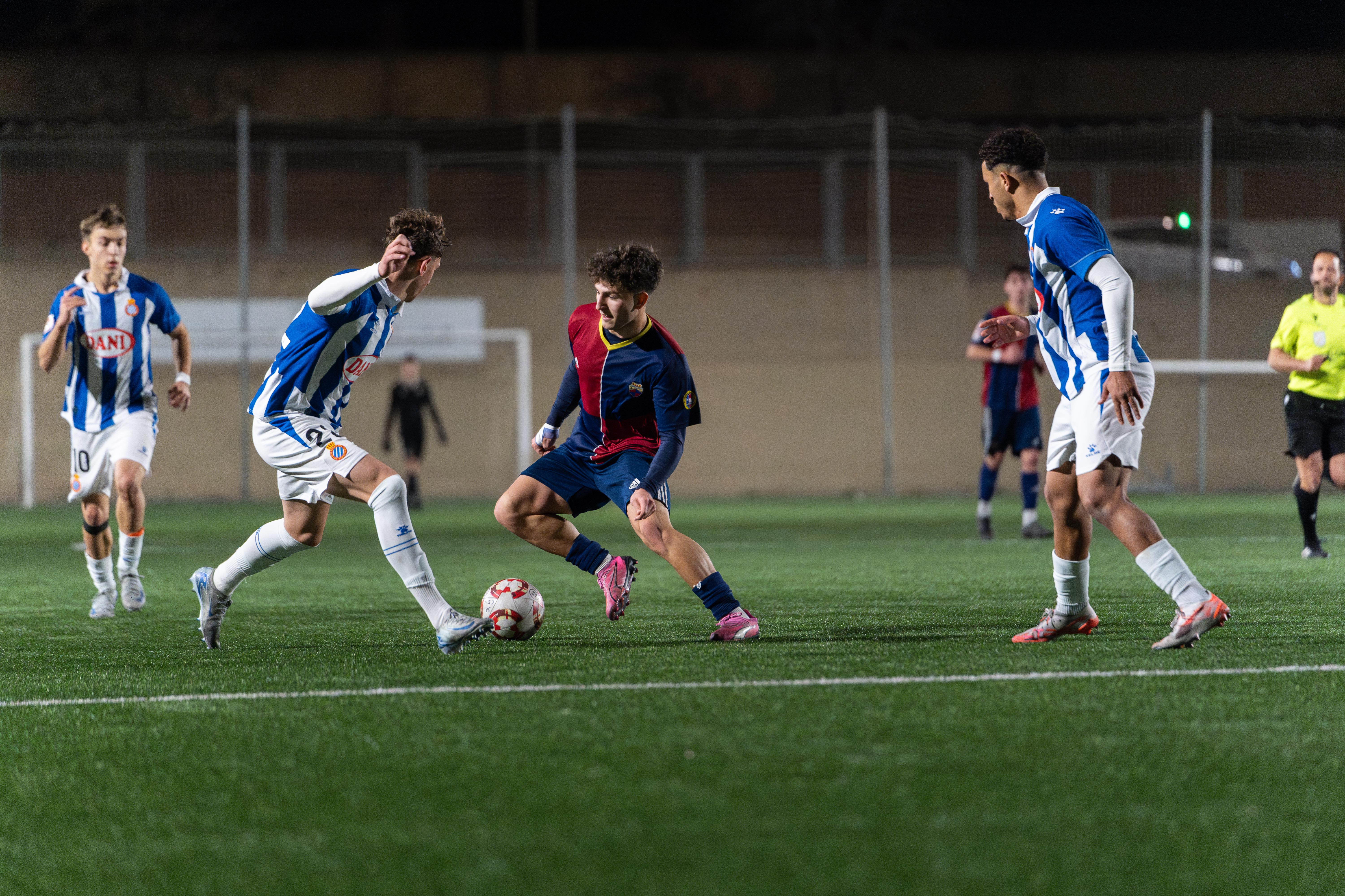 El Mercantil guanya l'Espanyol i continuarà fora del descens