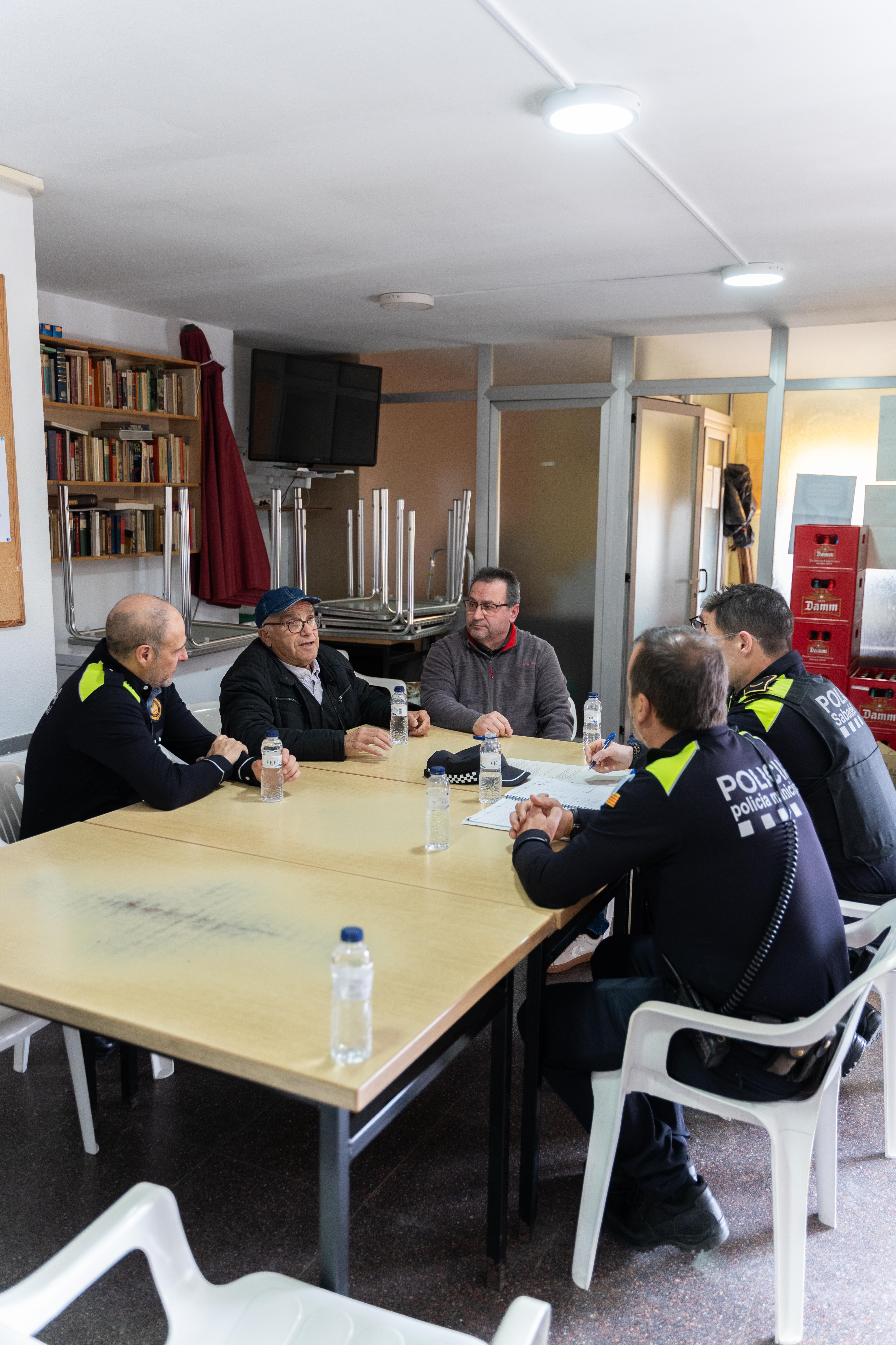 Policia Municipal i veïns de Torre-romeu, cara a cara en una reunió sobre seguretat